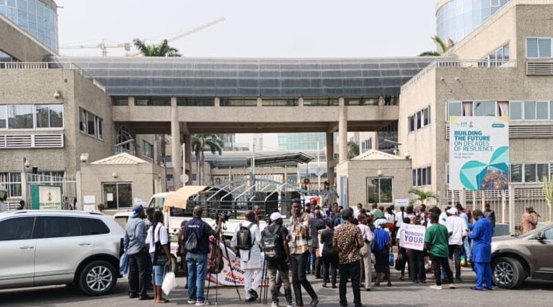Delayed payments threaten jobs and economic growth, contractors warn