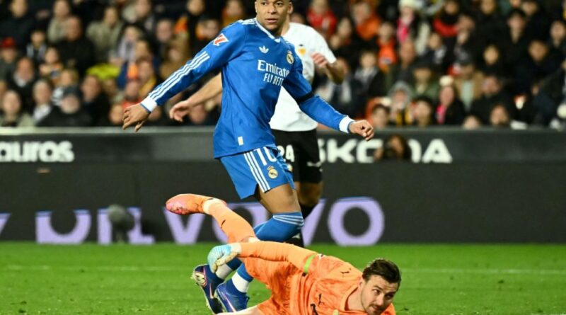 Real Madrid keep pressure on Barca with tight win at Valencia