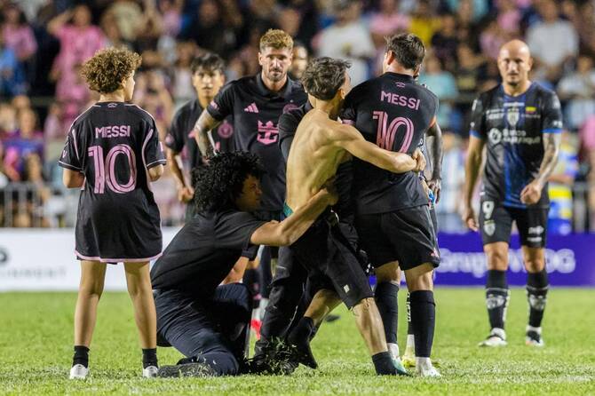 Messi knocked down by fan in Puerto Rico pitch invasion