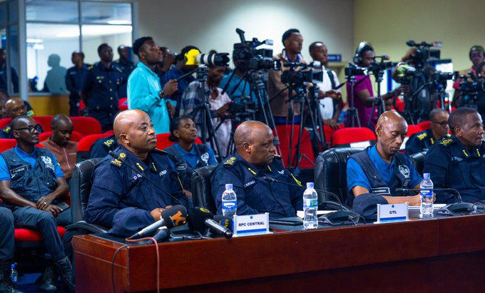 Video: Rwanda police warns Nigerian content creator eating on road while filming