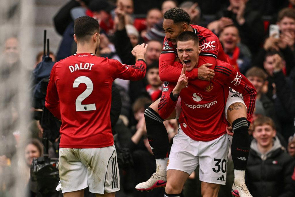 Man United sink Aston Villa, inch towards UCL return