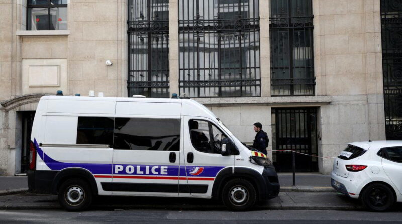 French police stopped a bomb attack outside a US bank in Paris early Saturday when they arrested a man about to set off a homemade explosive