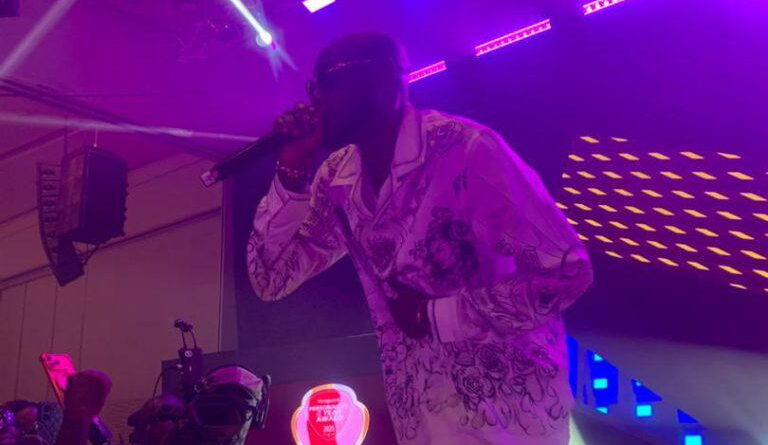 2Baba thrills audience at Vanguard Personality of the Year Awards