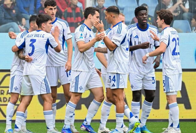 Como beat Genoa to keep up Champions League bid