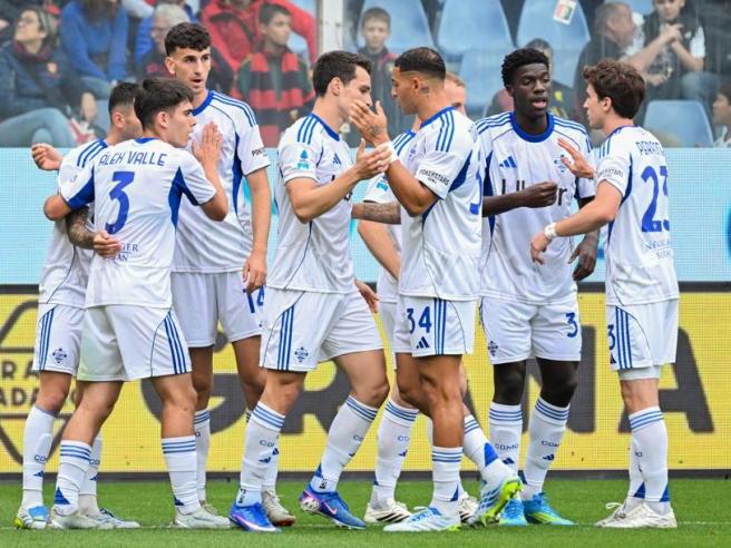 Como beat Genoa to keep up Champions League bid
