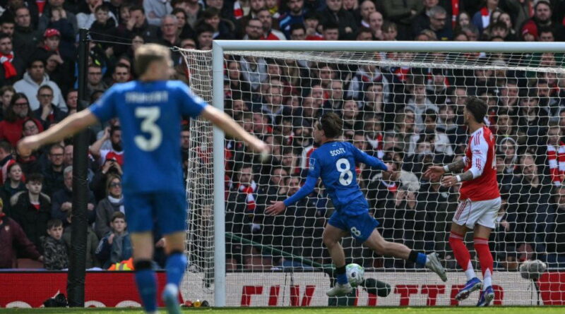 Arsenal stumble in title race with 2–1 loss to Bournemouth