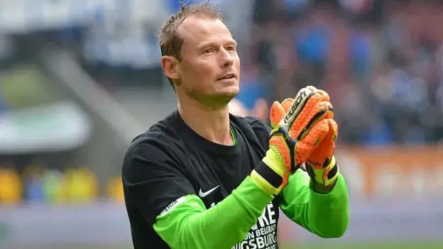 Ex-Arsenal goalkeeper dies after car hit by train
