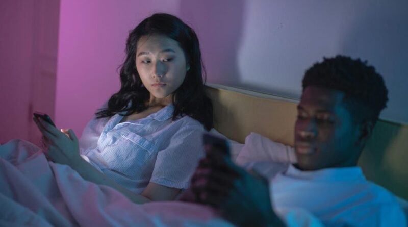 What People Are Actually Doing With Their Smartphones Late at Night