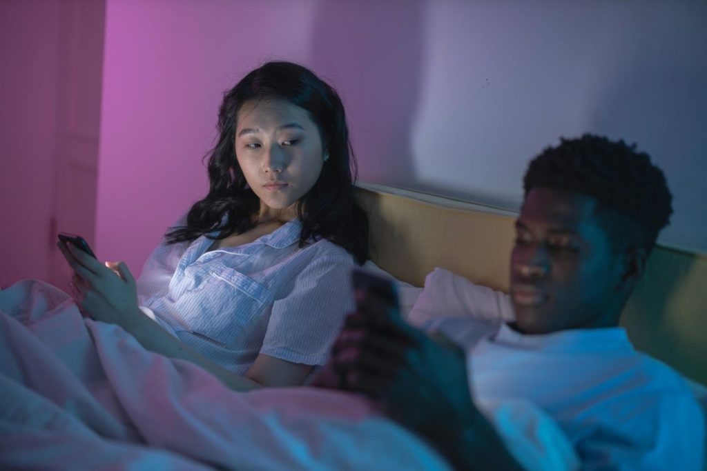 What People Are Actually Doing With Their Smartphones Late at Night