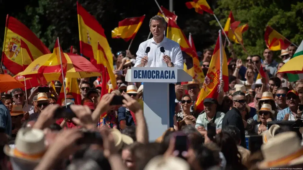 Spain moves to grant legal status to 500,000 migrants