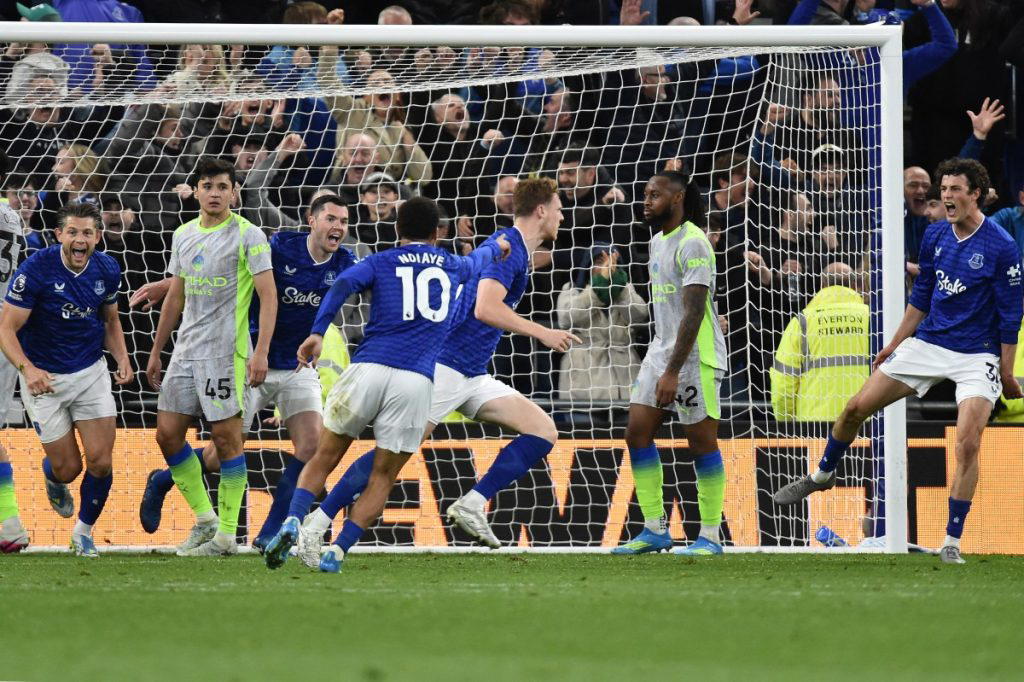 Man City held 3-3 by Everton to hand Arsenal Premier League title advantage
