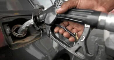 Oil price drops, marketers keep pump price high