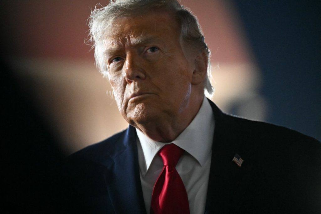 Oil prices sink further as Trump signs deal to reopen Hormuz