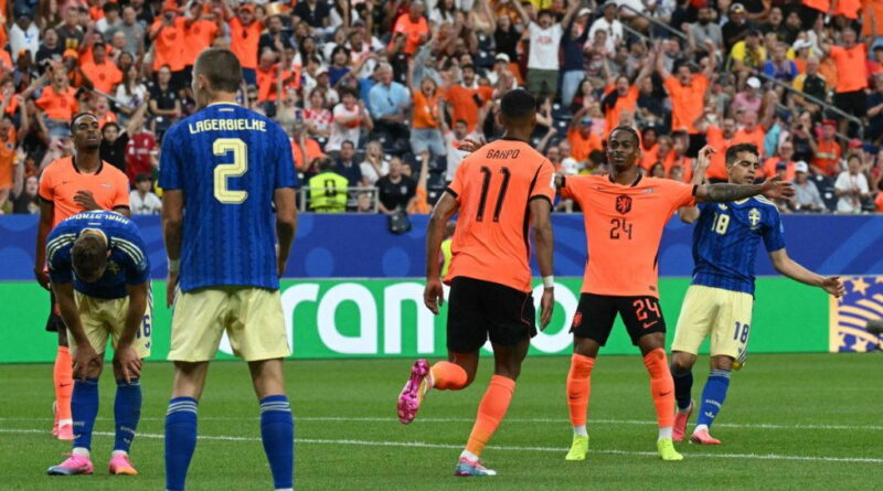 Netherlands crush Sweden 5-1 to move within reach of last 32