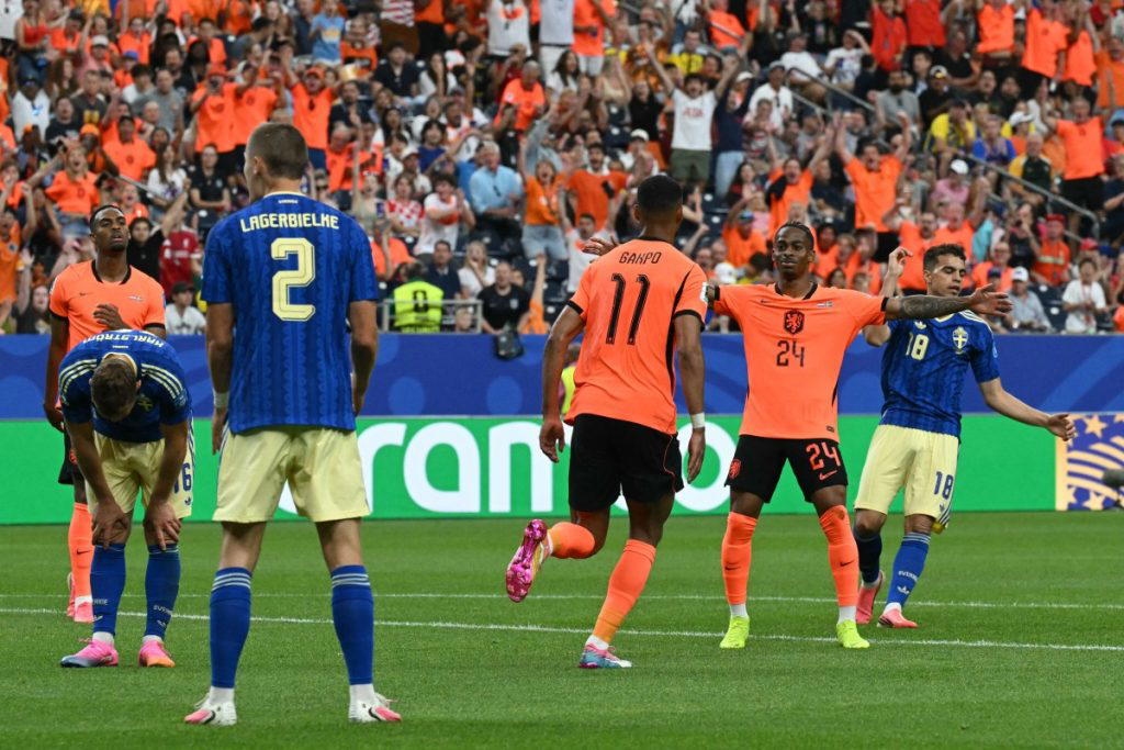 Netherlands crush Sweden 5-1 to move within reach of last 32