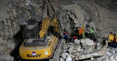 Venezuela earthquakes kill nearly 1,000, tens of thousands missing