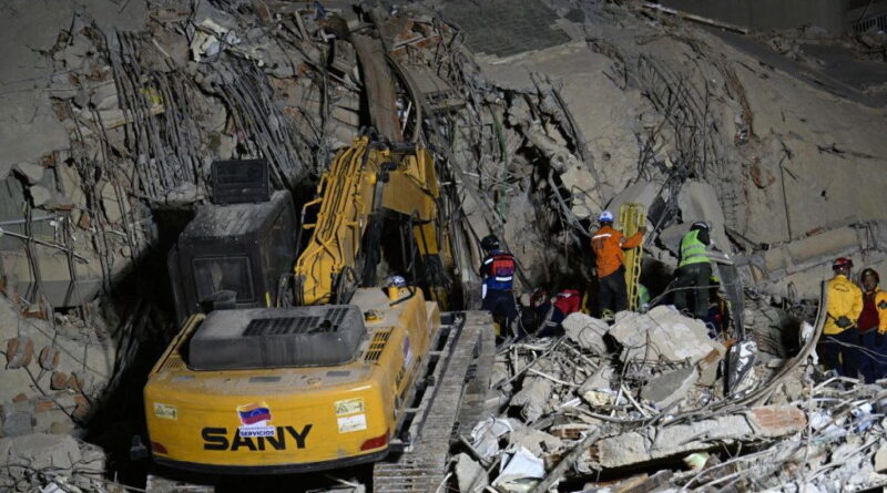 Venezuela earthquakes kill nearly 1,000, tens of thousands missing