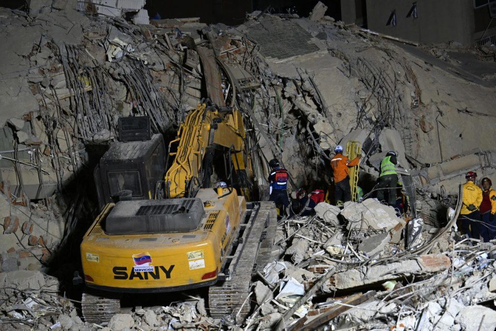 Venezuela earthquakes kill nearly 1,000, tens of thousands missing