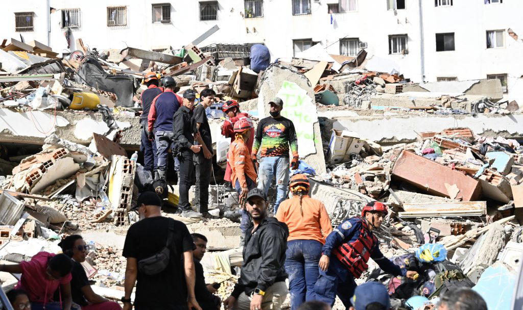 Earthquakes in Venezuela kill 920, thousands missing