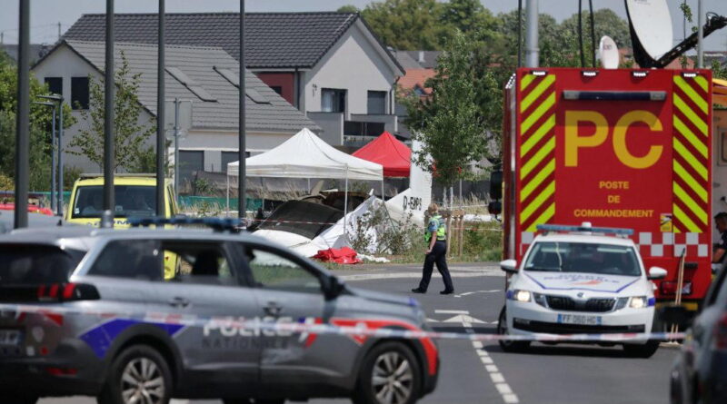 Skydiving plane crash kills 11 in France