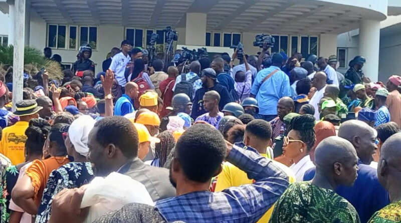 Federal workers to protest over wage review on Monday