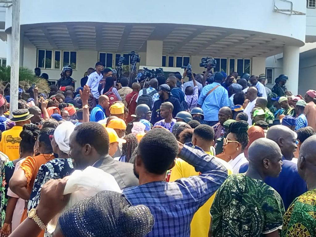 Federal workers to protest over wage review on Monday
