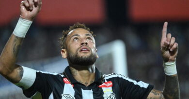 Neymar scores twice, mocks critics on Santos return