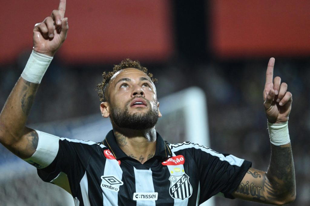 Neymar scores twice, mocks critics on Santos return