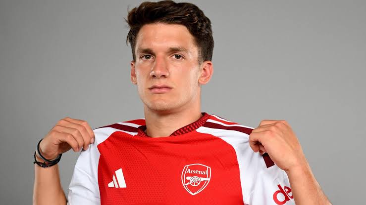 Arsenal seal £34m deal for winger Tzolis from Brugge