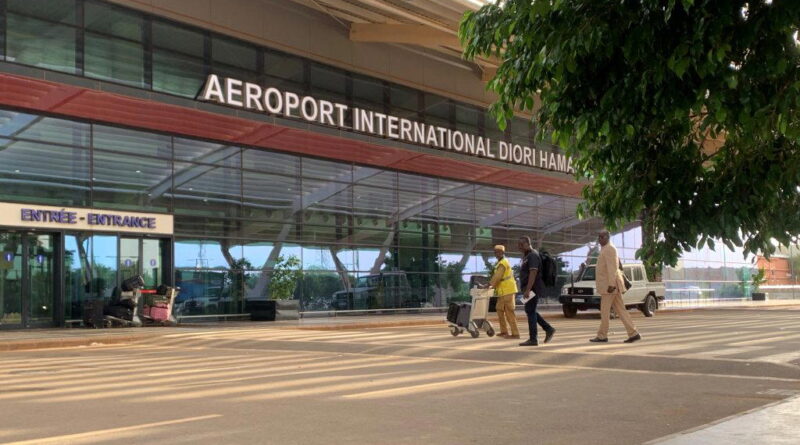 Gunfire, as Niger insurgents attempt to storm presidential palace