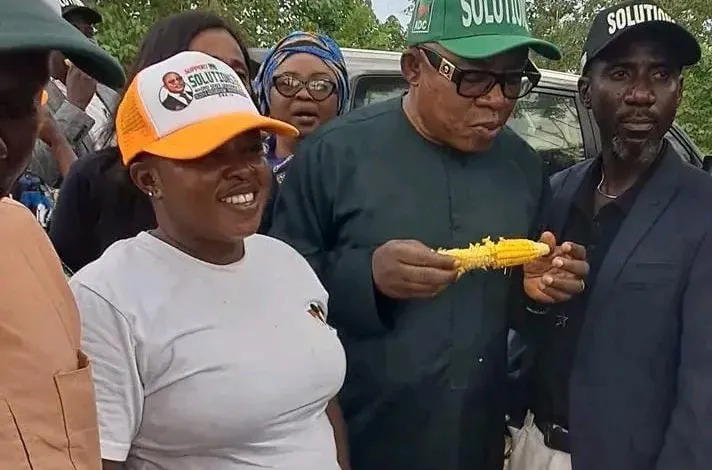Video: Oyo ADC gov candidate stirs reactions after serving boiled corn to supporters