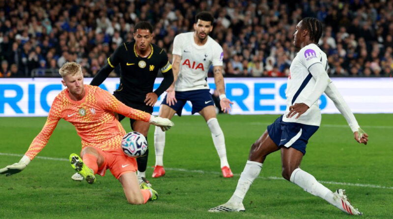 Ten-man Tottenham beat Chelsea 2-1 in Sydney