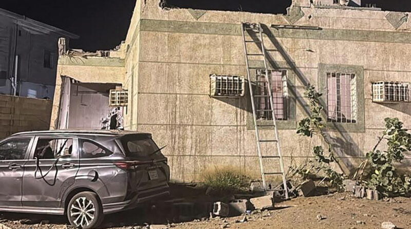 Houthi in Yemen bombs Saudi Arabia military base