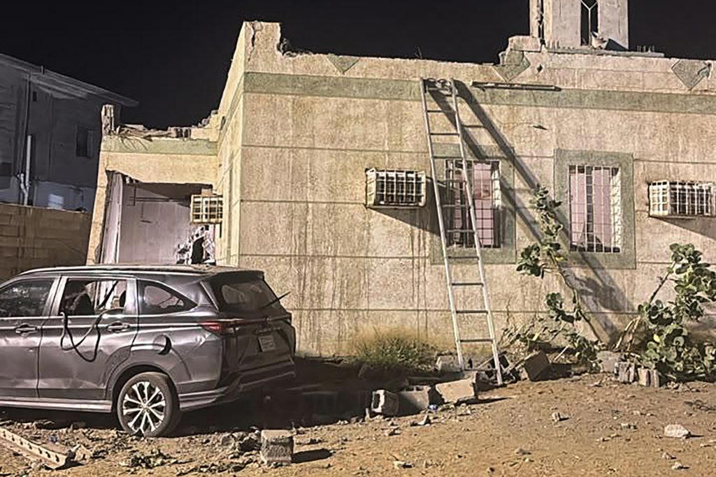 Houthi in Yemen bombs Saudi Arabia military base