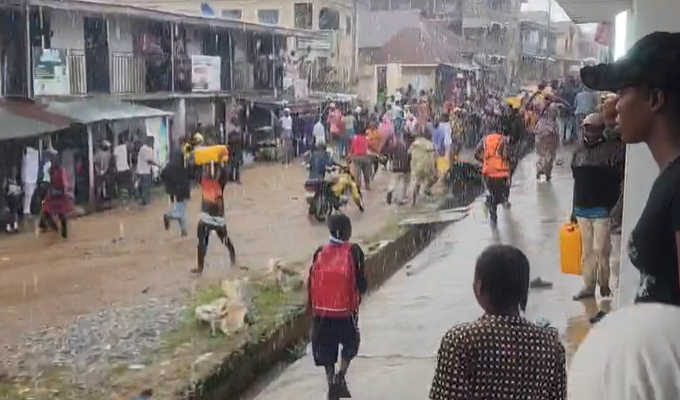 Osogbo residents loot food warehouse amid gunshots