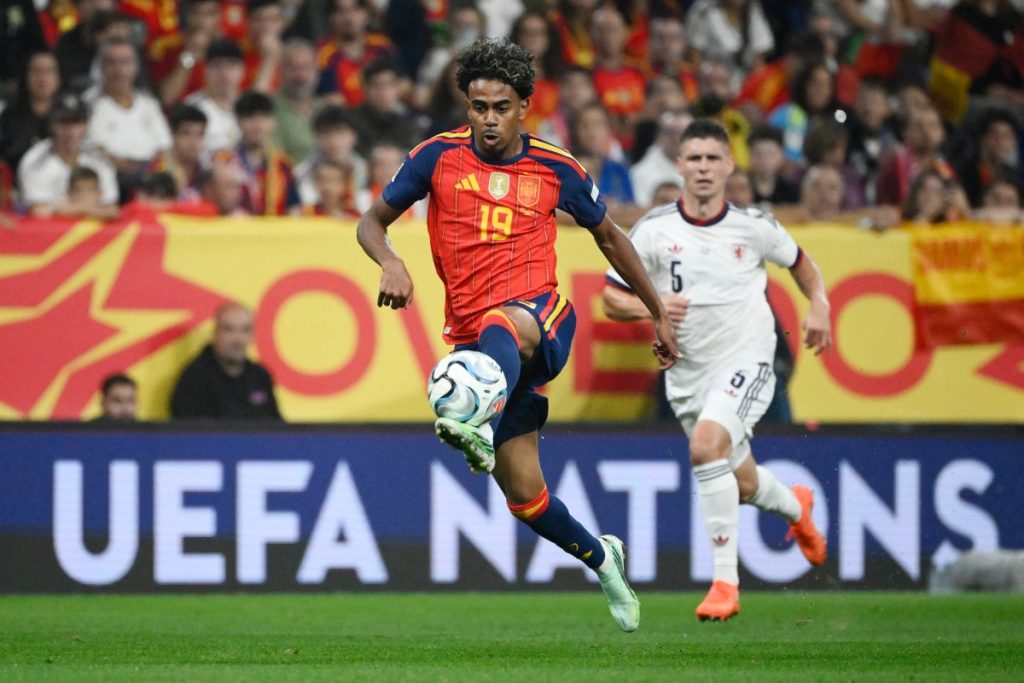 Yamal on target as Spain hold off Czech Republic