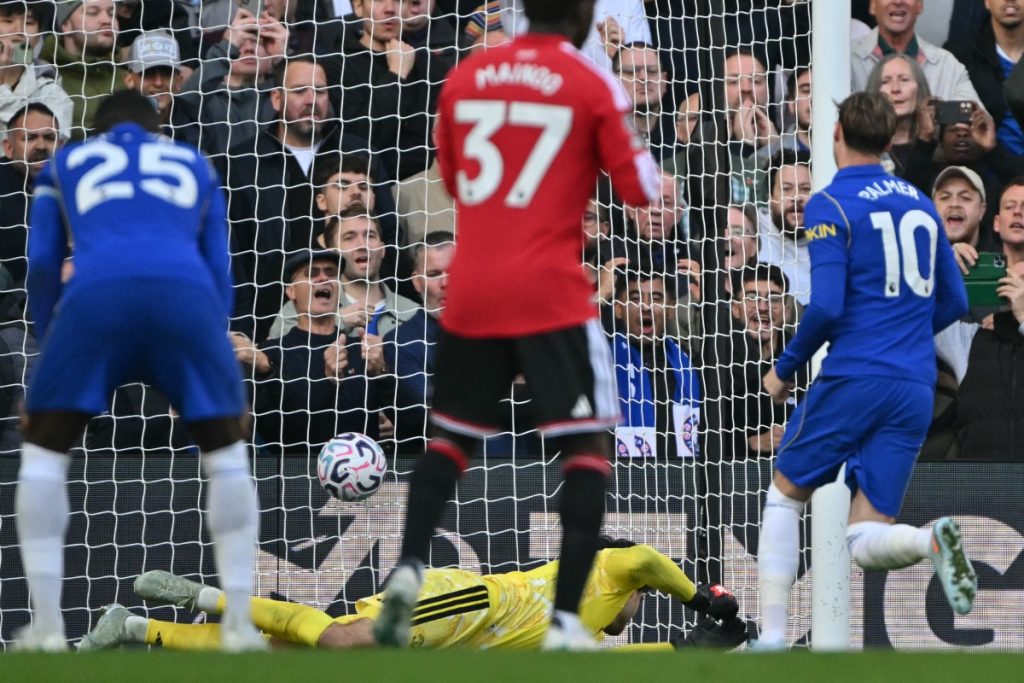 Chelsea beat Man Utd 2-0, push Carrick closer to exit