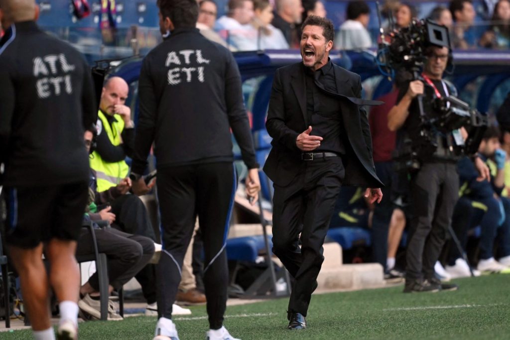 Atlético beat Levante to move top above Barcelona