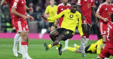 Kane misses penalty as Dortmund hold Bayern to 2-2 draw