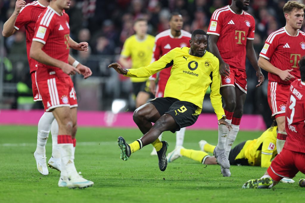 Kane misses penalty as Dortmund hold Bayern to 2-2 draw