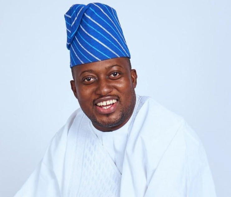Soldiers earn peanuts, APC youth leader flaunts billion-naira SUVs  —  Utomi