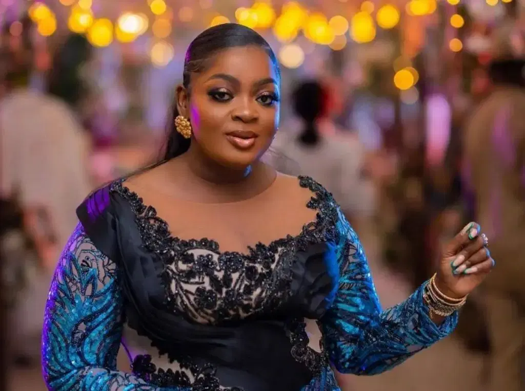 Eniola Badmus apologises to Laide Bakare, calls for end to feud