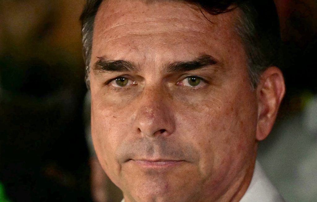 Flavio Bolsonaro on way to Ecuador from Argentina after fleeing Brazil