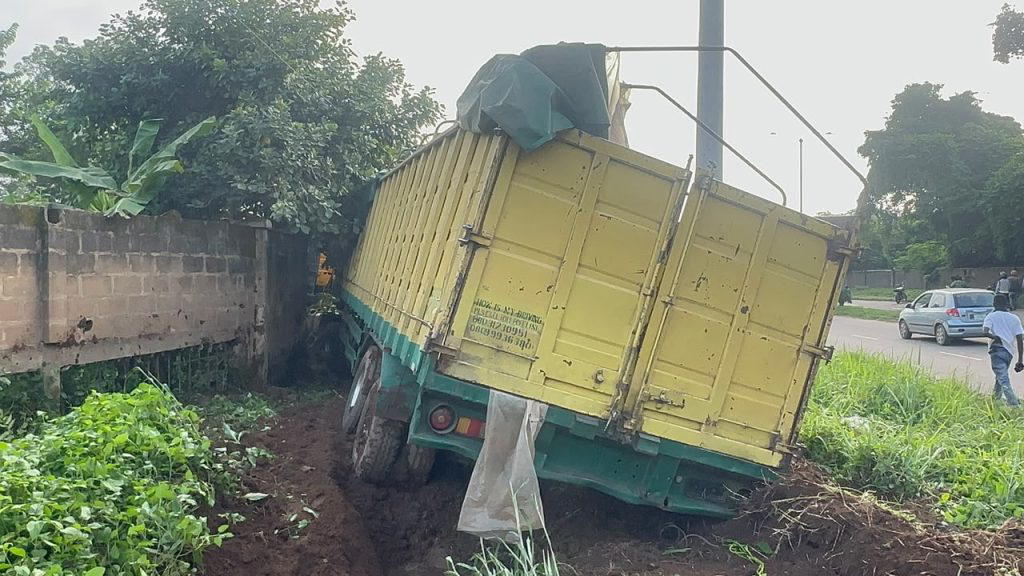 Corps member killed as truck crushes vehicles in Ibadan
