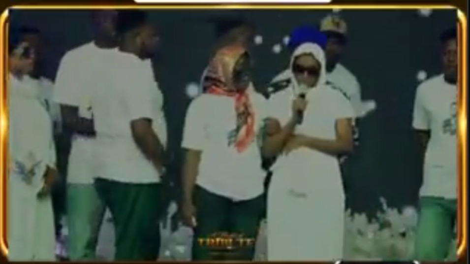 Video: ‘Please, don’t forget your children and I’ – Toluwanisings’ wife breaks down at Tribute Night